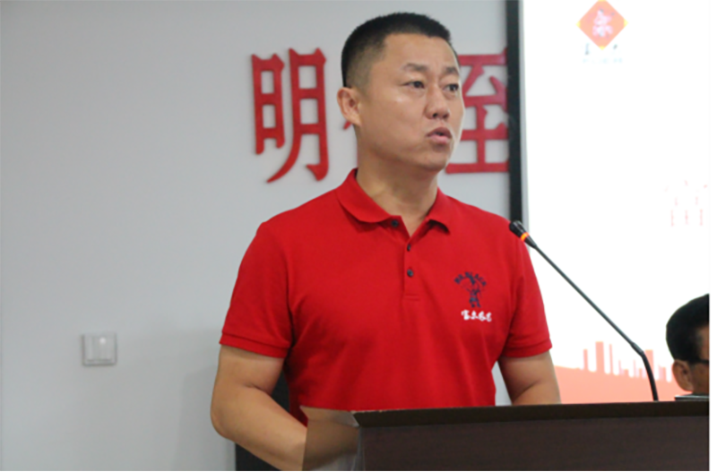 富爾農(nóng)藝營(yíng)銷(xiāo)中心總經(jīng)理李紅巖先生致大會(huì)歡迎辭