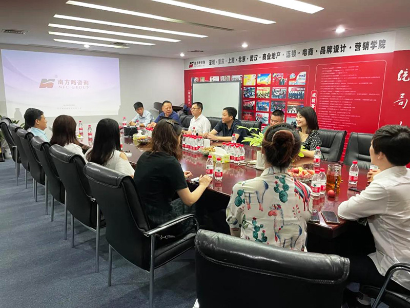 宜昌廣東商會(huì)、湖北人民政府駐深、宜昌人民政府駐深等領(lǐng)導(dǎo)與企業(yè)家一行蒞臨南方略咨詢集團(tuán)指導(dǎo)工作2