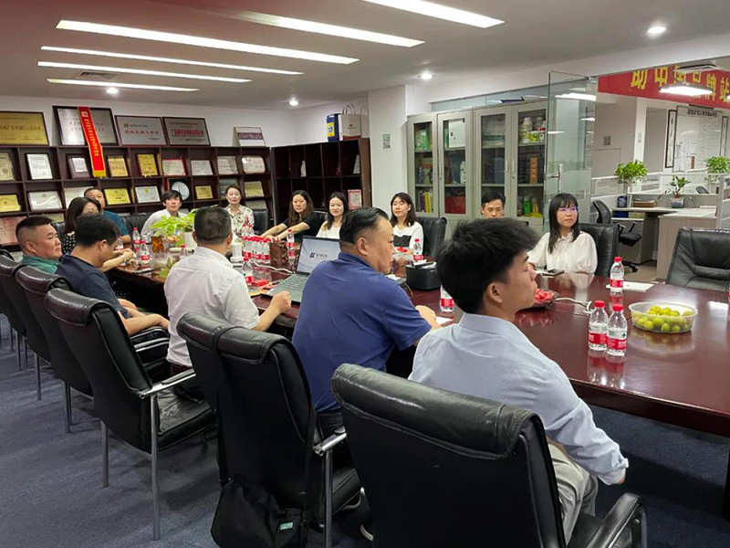 宜昌廣東商會(huì)、湖北人民政府駐深、宜昌人民政府駐深等領(lǐng)導(dǎo)與企業(yè)家一行蒞臨南方略咨詢集團(tuán)指導(dǎo)工作3