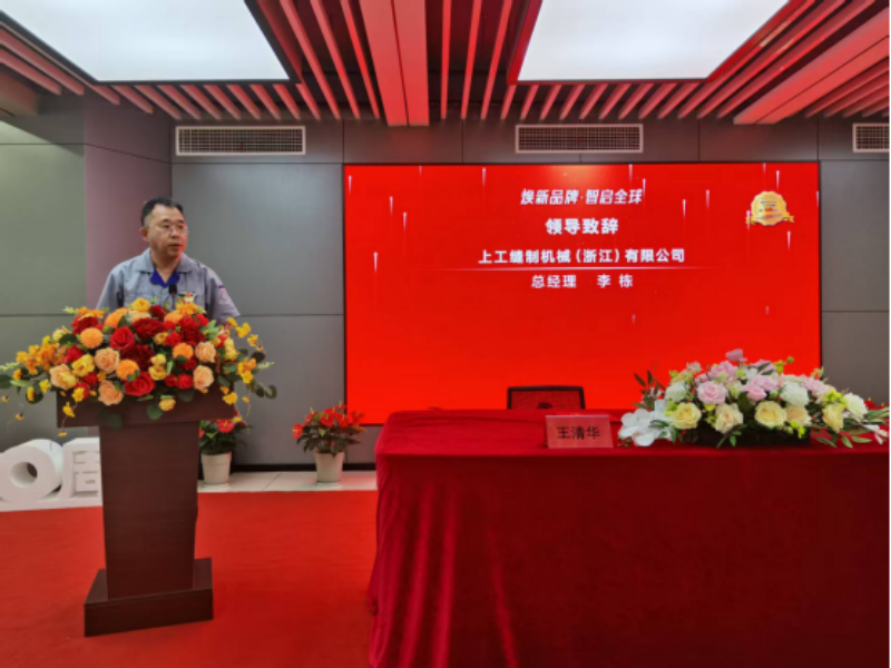 上工申貝集團(tuán)常務(wù)副總裁兼縫紉機(jī)分公司總經(jīng)理李曉峰